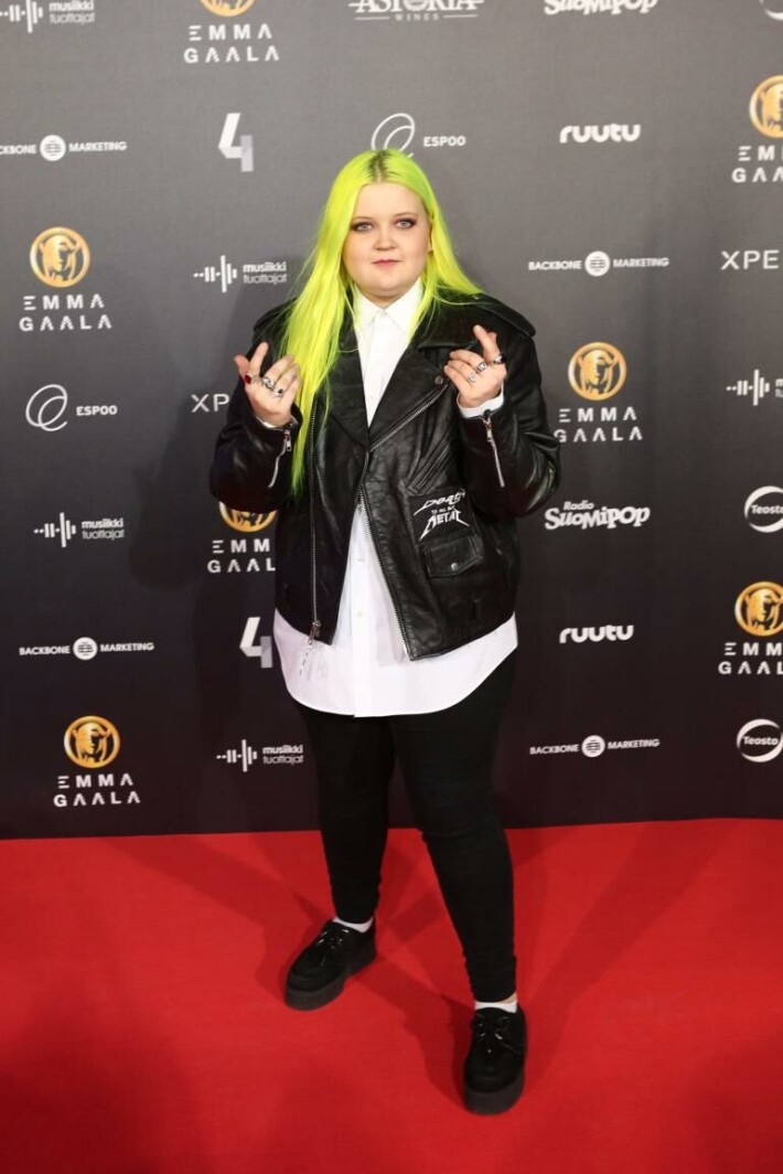 Idols-ohjelman myötä musiikkiuralle ponnistanut Alma räppäsi rintavarustuksesta Kesärannassa. alma miettinen