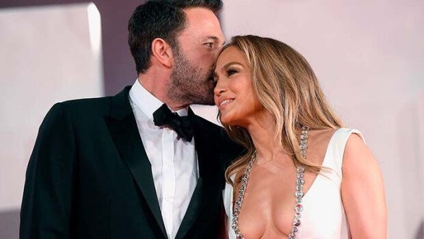 Kuuden metrin huntu! Jennifer Lopezin, 53, tyrmäävä häätyyli mykistää Ben Affleck, Jennifer Lopez