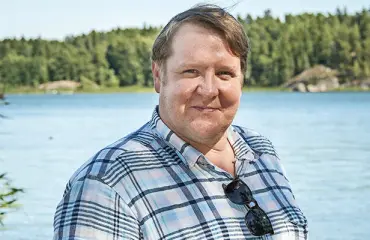 Näyttelijä Santtu Karvonen halusi nuorena papiksi: "Olin huomiohakuinen sälli"
