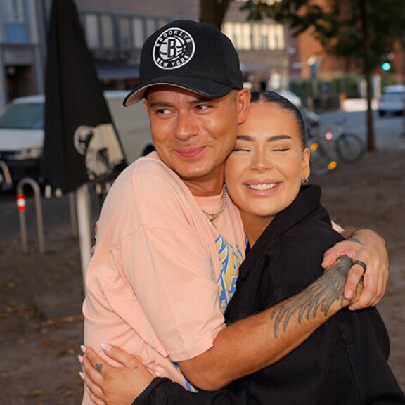 Niko ja Jenna antoivat toisilleen lämpimän halin ennen elokuvasaliin astumista. Niko Saarinen ja Jenna Mäkikyrö