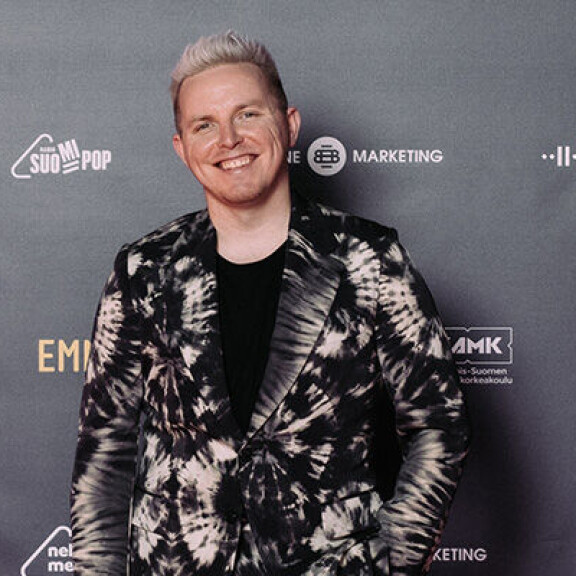 Vesa Silver elää somessa luksuselämää, mutta todellisuudessa hän on korviaan myöten veloissa. Vesa Silver