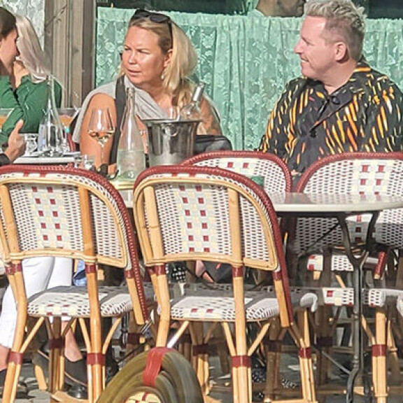 Pääministerin kohuilta alkoi terassilta, jossa hän istui Tinni Wikströmin ja Vesa Silverin kanssa. Sanna Marin