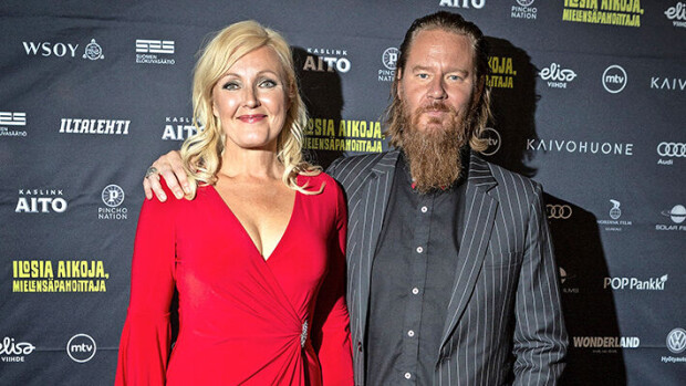 Punoittava Perankoski ja helottava Hynynen – Jyväskyläläisterassilla juoma ja aurinko nostivat väriä Mari Perankoski ja Jouni Hynynen