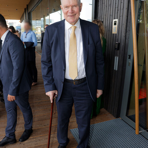 Paavo saapui hyväntuulisena WSOY:n kirjajuhlaan tänään torstaina. Paavo Lipponen