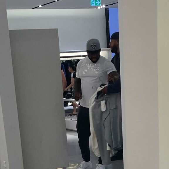 Maailmankuulu jenkkiräppäri 50 Cent ikuistettiin torstai-iltana ostoksilla Tampereen Ratinan ostarilla. Maailmankuulu jenkkiräppäri 50 Cent ikuistettiin ostoksilla Tampereen Ratinan ostarilla.