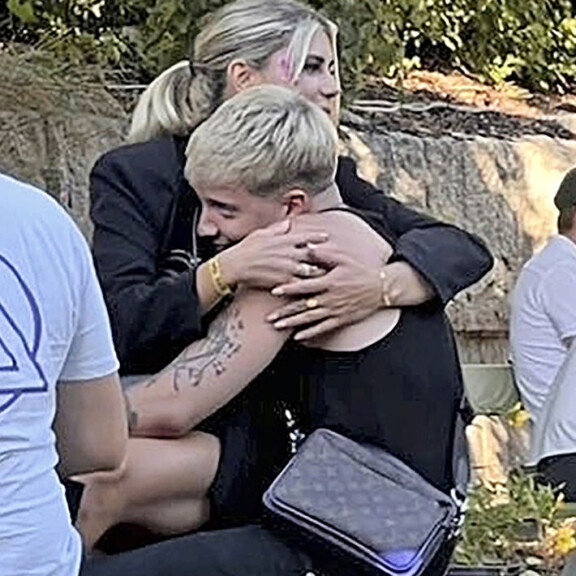 ...eikä tästä läheisyyden sävystä voi enää erehtyä. William ja Linda Manuella halaavat