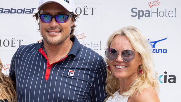 Sirpa Selänne ja Teemu poseeravat suomalaisen räppisuuruden kanssa – hehkuttavat Suomen loppukesää Teemu ja Sirpa Selänne