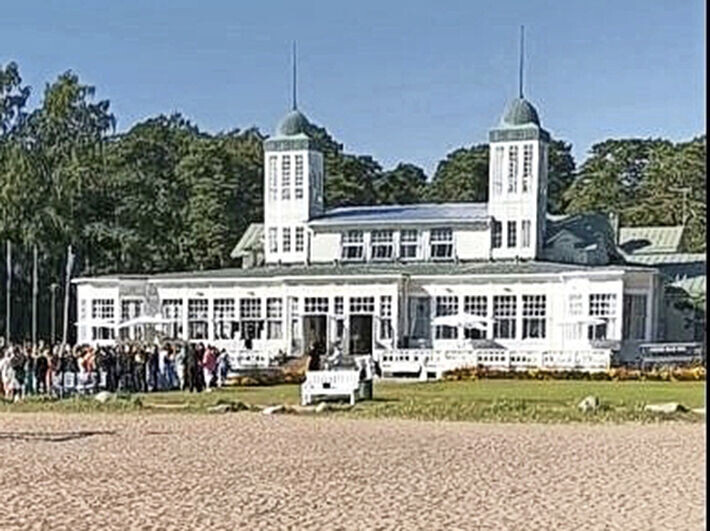 Hääpaikaksi oli valikoitunut romanttistakin romanttisempi Hangon Casino kaupungin näyttävimmällä hiekkarannalla. Hangon Casino