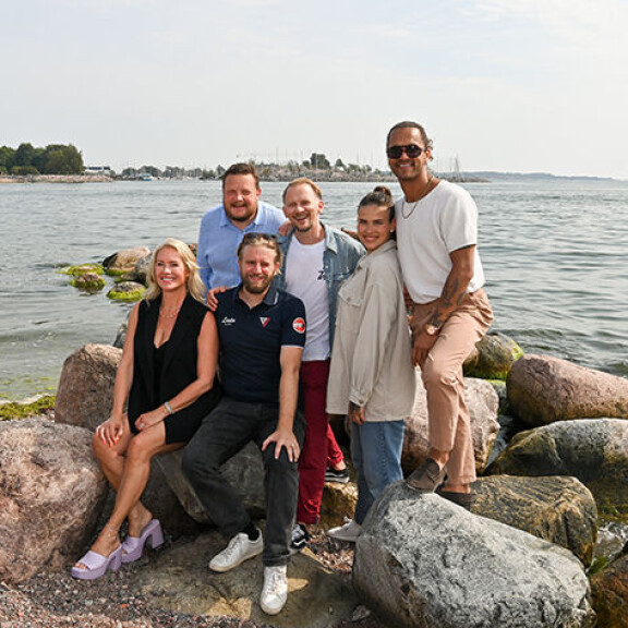 Saran lisäksi Atlantin yli -ohjelmassa nähdään Pete Parkkonen, Jarno Laasala, Joel Harkimo, Anne Kukkohovi ja Michael Björklund. Sara Forsberg