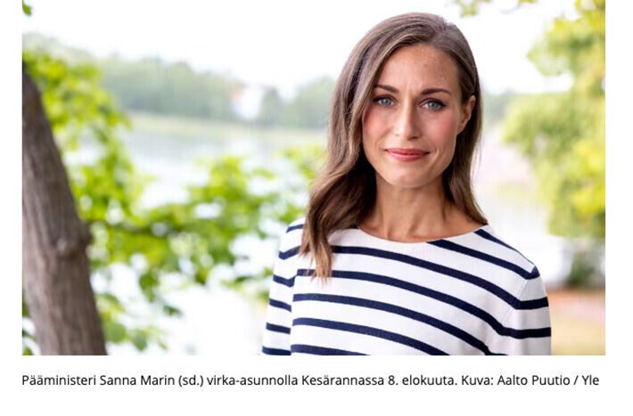 Sanna Marin esiintyi Ylen haastattelussa raikkaana raitapaidassaan. Ruutukaappaus Ylen verkkosivuilta. Sanna Marin