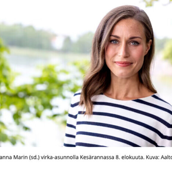 Sanna Marin esiintyi Ylen haastattelussa raikkaana raitapaidassaan. Ruutukaappaus Ylen verkkosivuilta. Sanna Marin
