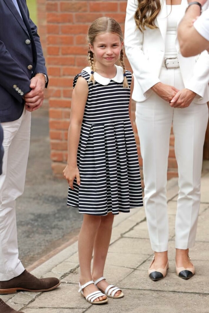 Brittimediassa prinsessa Charlotten ulkonäköä on verrattu paljon isoisoäitinsä, kuningatar Elisabetin, nuoruuskuviin. prinsessa Charlotte
