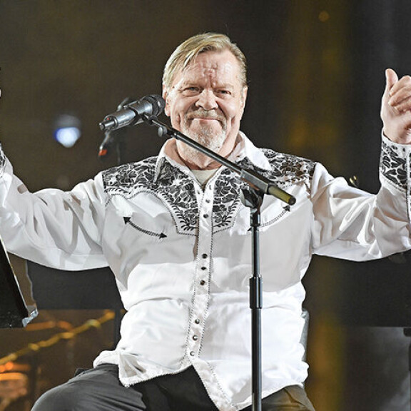 Hannele Lauri perustelee, miksi Vesa-Matti Loiri ansaitsee valtiolliset hautajaiset Vesa-Matti Loiri lavalla