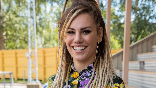 Eva Wahlström puhuu rintaruokinnan puolesta - herkkä imetyskuva! Eva Wahlström