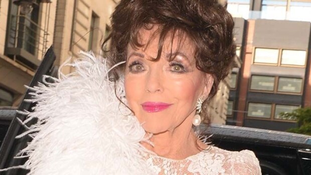 Dynastia-sarjan seksisymboli Joan Collins, 89, villitsee bikineissä - rinnalla yli 30 vuotta nuorempi mies joan collins