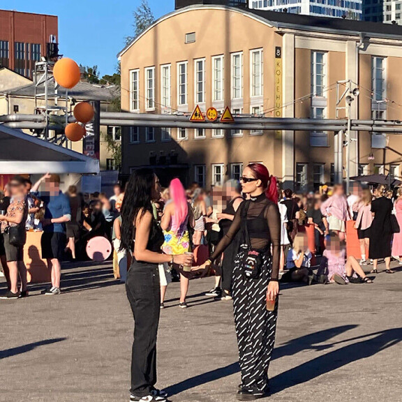 Supertyylikäs Sanni oli sonnustautunut festivaaleille Pradan aurinkolaseihin. Jalassaan hänellä oli Balenciagan pöksyt. Myös Shirlyllä roikkui harteiltaan samaisen luksusmerkin upea laukku. Sanni ja Shirly