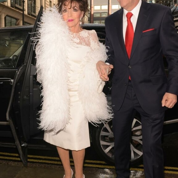 Joan juhli viime keväänä pitkän näyttelijänuransa juhlavuotta yhdessä miehensä kanssa. joan collins, percy gibson