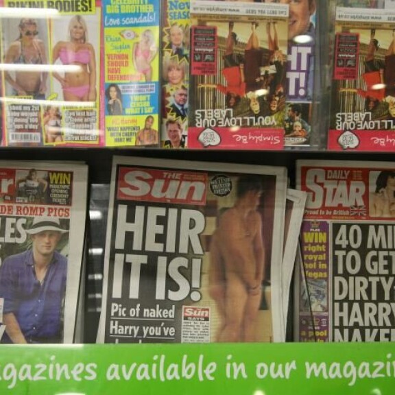 Brittilehdistö reposteli Harryn Las Vegasin kohuyöstä isoin otsikoin. prinssi harry