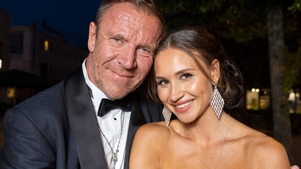 Renny Harlin lupasi lapselleen kansainvälisen nimen - tässä se nyt on Renny ja Johanna Harlin