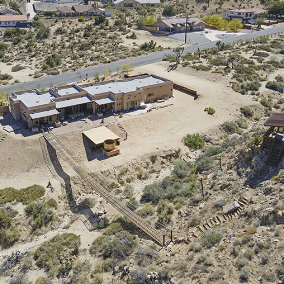 Ilmakuva paljastaa Mojaven aavikon luonnon karuuden. Ilmakuvassa Amber Heardin myymä aavikkoasunto