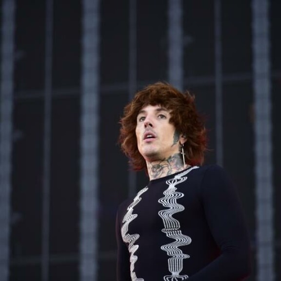 Bring Me The Horizon -vokalisti Oliver Sykes oli taannoin jokaisen etuhiukset silmiensä eteen kammanneen teinitytön unelma. Myös Juhani vaikuttaa vakuuttuneen tatuoidun komistuksen viehätysvoimasta. Oli Sykes