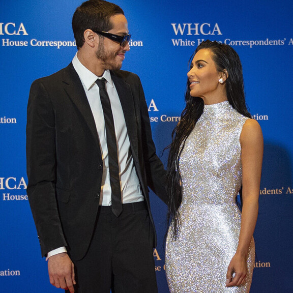 Pete Davidson on oikea sarjadeittailija - tällaisia ovat Kim Kardashianista eronneen koomikon suhdesutinat Kim Kardashian ja Pete Davidson