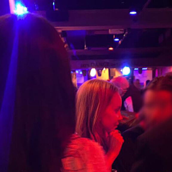 Sabina kuunteli innokkaana mysteerimiehen puheita. Pöydässä istui myös kaksi muuta ihmistä heidän lisäksi. Sabina särkkä