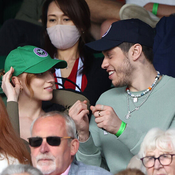 Pete Davidson on oikea sarjadeittailija - tällaisia ovat Kim Kardashianista eronneen koomikon suhdesutinat Pete Davidson ja Phoebe Dynevor