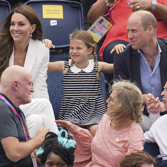 Myös muu yleisö iloitsi Charlotten meiningistä urheilukatsomossa. Prinsessa Charlene