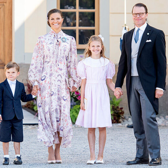 Prissi Oscar tunnetaan vakavista ilmeistään, kun taas isosisko Estellen on tottunut esiintymään hymy kasvoillaan. Prinssi Oscar perheineen