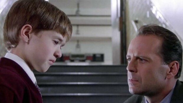 Tunnistaisitko, jos Kuudes aisti -elokuvan lapsinäyttelijä tulisi kadulla vastaan? Tältä 34-vuotias Haley Joel Osment näyttää nyt Haley Joel Osment & Bruce Willis.