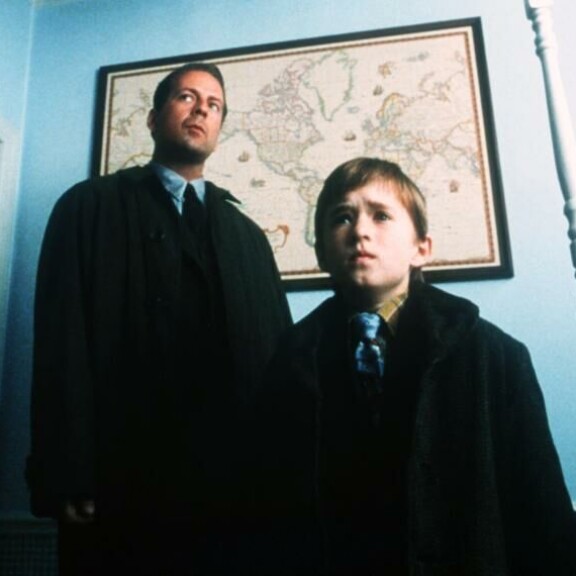 Bruce Willis ja Haley Joel Osment tekivät kumpikin ikimuistoiset roolisuoritukset Kuudennessa aistissa. Bruce Willis ja Haley Joel Osment tekivät kumpikin ikimuistoiset roolisuoritukset Kuudennessa aistissa.