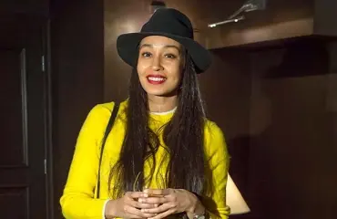 Tältä Tea Khalifa näyttää nyt - nuorekas ex-juontaja poseeraa toisen ysärisuosikin kanssa: kuva!