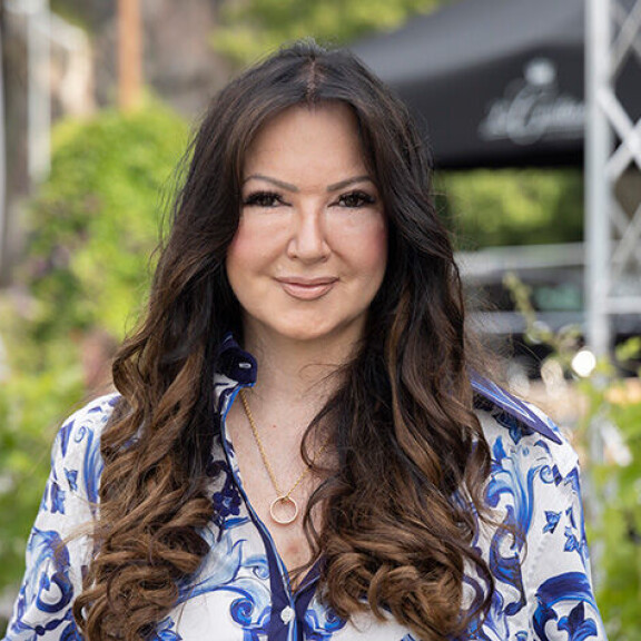 'Minä halusin Ilkan jälkeen jatkaa elämää', Elina kertoo rakkaansa sormus kaulassaan. elina kanerva