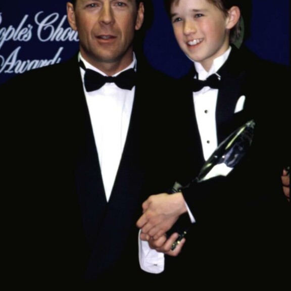 Bruce Willis ja Haley Joel Osment saivat osakseen ansaittua hehkutusta syksyllä 1999. Bruce Willis ja Haley Joel Osment saivat osakseen ansaittua hehkutusta syksyllä 1999.