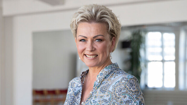 Helena Ahti-Hallberg poseeraa rohkeissa kuvissa: ”Poistaa lomaturvotuksen” Helena Ahti-Hallberg