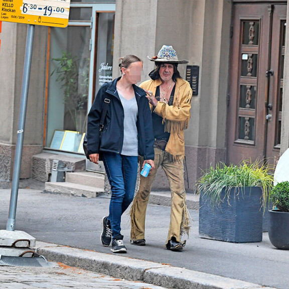Andy McCoy on nähty halailevan seuralaistaan. Kuvassa rokkivaari pitää rennosti kättä brunetin harteilla. Andy McCoy