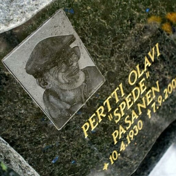 Pertti 'Spede' Pasasen hauta löytyy Hietaniemen taiteilijakukkulalta. Pertti Pasanen