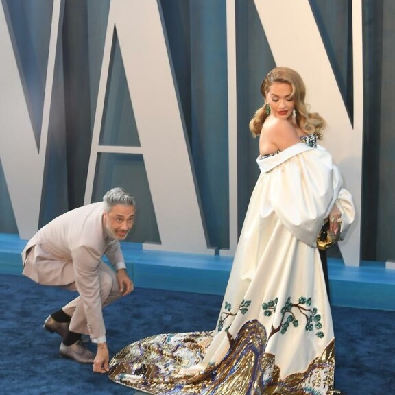 Taika tunnetaan hassuttelevana hopeakettuna. Rita Ora ja Taika Waititi