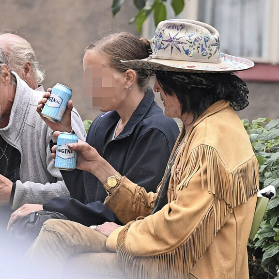 Andylle ja uudelle ystävälle on maistunut heidän ulkoillessaan sama juomasortti. Andy McCoy ja seuralainen