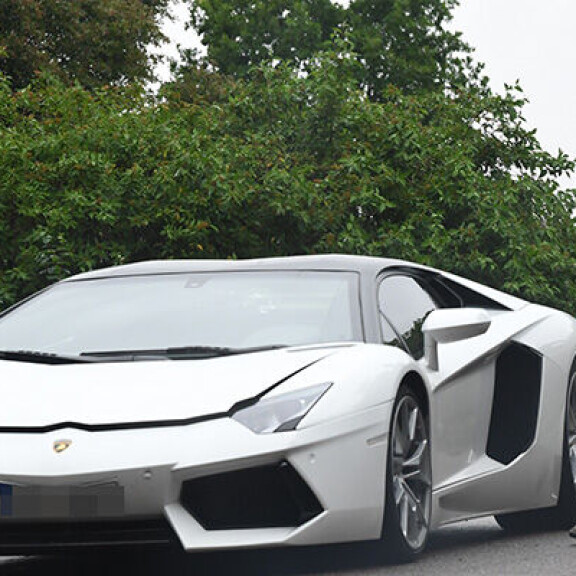 Stefu yritti lepytellä Martinaa uusilla lahjoilla. Tässä pariskunta lähdössä ajelulle Lamborghini Aventador -merkkisellä autolla. Stefan Therman