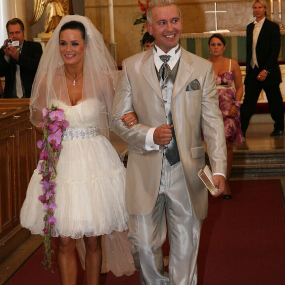 Martina Aitolehti oli juonut pullollisen valkoviiniä ennen papin aamenta. Hän ja Esko Eerikäinen vihittiin elokuussa 2008 Helsingin Tuomiokirkossa. Martina Aitolehti