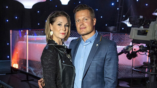 Ex-kiekkotähti Sami Kapasen luksuslukaalissa elokuvateatteri ja konjakkihuone! Satu ja Sami Kapanen