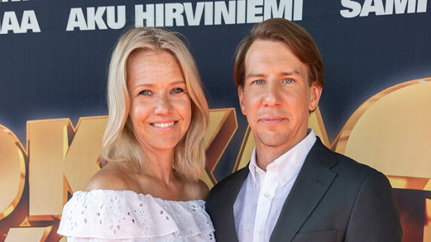 Näin Aku Hirviniemi huomioi Sonja-rakkaansa syntymäpäivän - edustava juhlakuva Aku ja Sonja