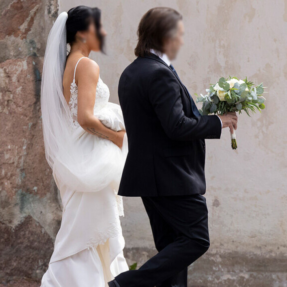 Vieraat menivät ensin kirkkoon, jonka jälkeen morsian tuli sivuovesta ulos. Hän joutui kiertämään kirkon päästäkseen pääovien läpi kohti alttaria. Petteri paavola häät
