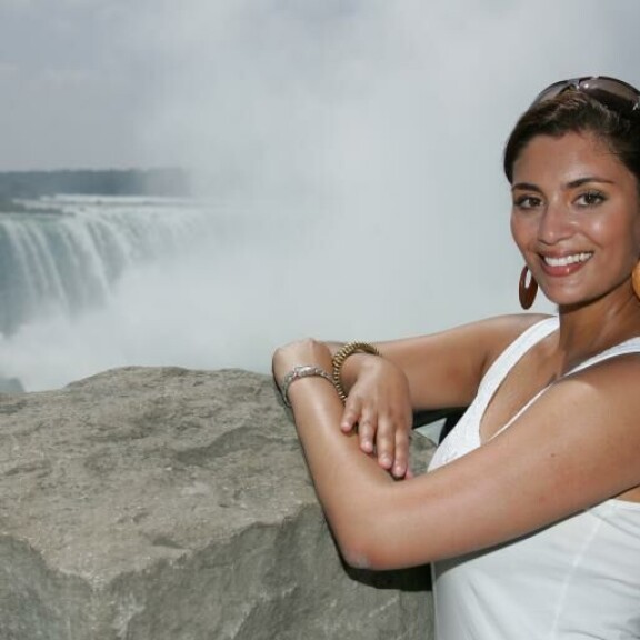 Vuonna 2006 Jasmin matkusti Kanadaan tapaamaan intialaista isäänsä. Kuvassa kaunotar poseeraa Yhdysvaltojen ja Kanadan rajalla sijaitsevan nähtävyyden, Niagaran putousten edustalla. Jasmin Mäntylä