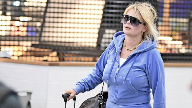 Helsinkiin palanneet Erika Vikman ja Jyrki 69 punoivat lentoasemalla juonen Erika Vikman