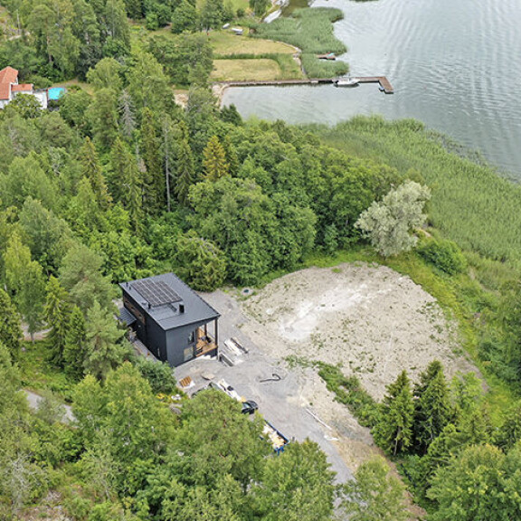 Merelle päin katsottuna hahmottuu talosta aukeava upea näköala omaan rantaan. joel ja janni talo