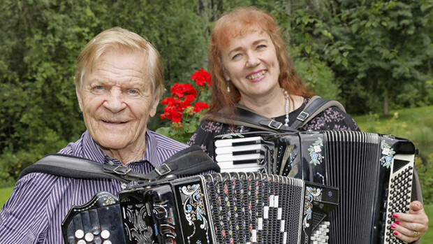 Legendaarinen hanuristi Veikko Ahvenainen, 92: 'Nuori vaimo pitää viriilinä!' Veikko Ahvenainen ja Carina