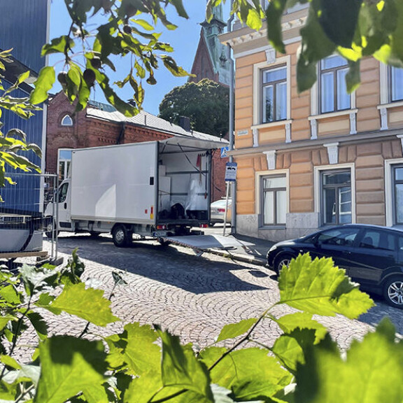 Alkuviikosta Seiskan paparazzi oli paikalla, kun Stefu kantoi omaisuuttaan kohuasunnosta muuttoautoon. stefan thermanin muuttokuorma